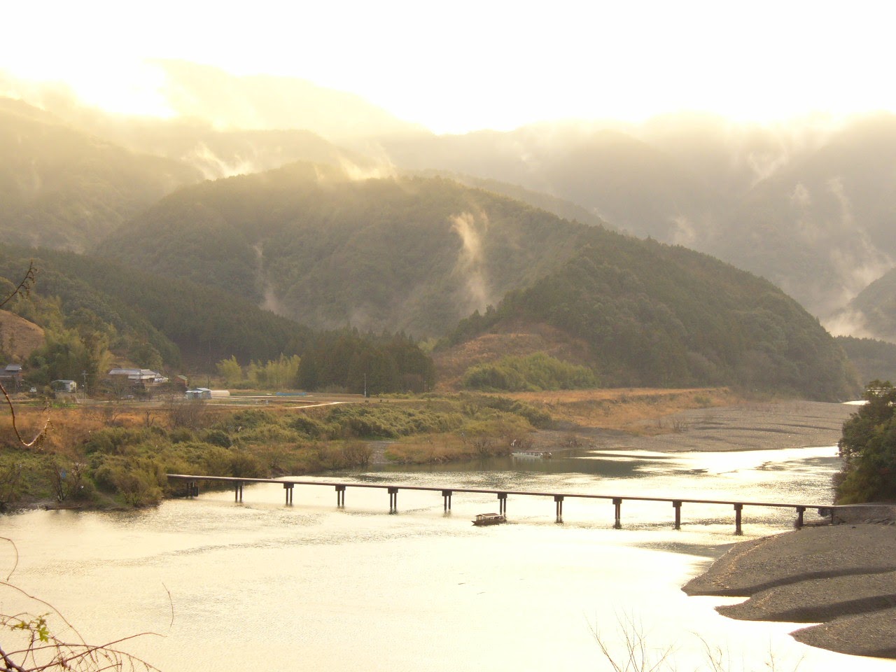 秋の四万十川と山並みの写真