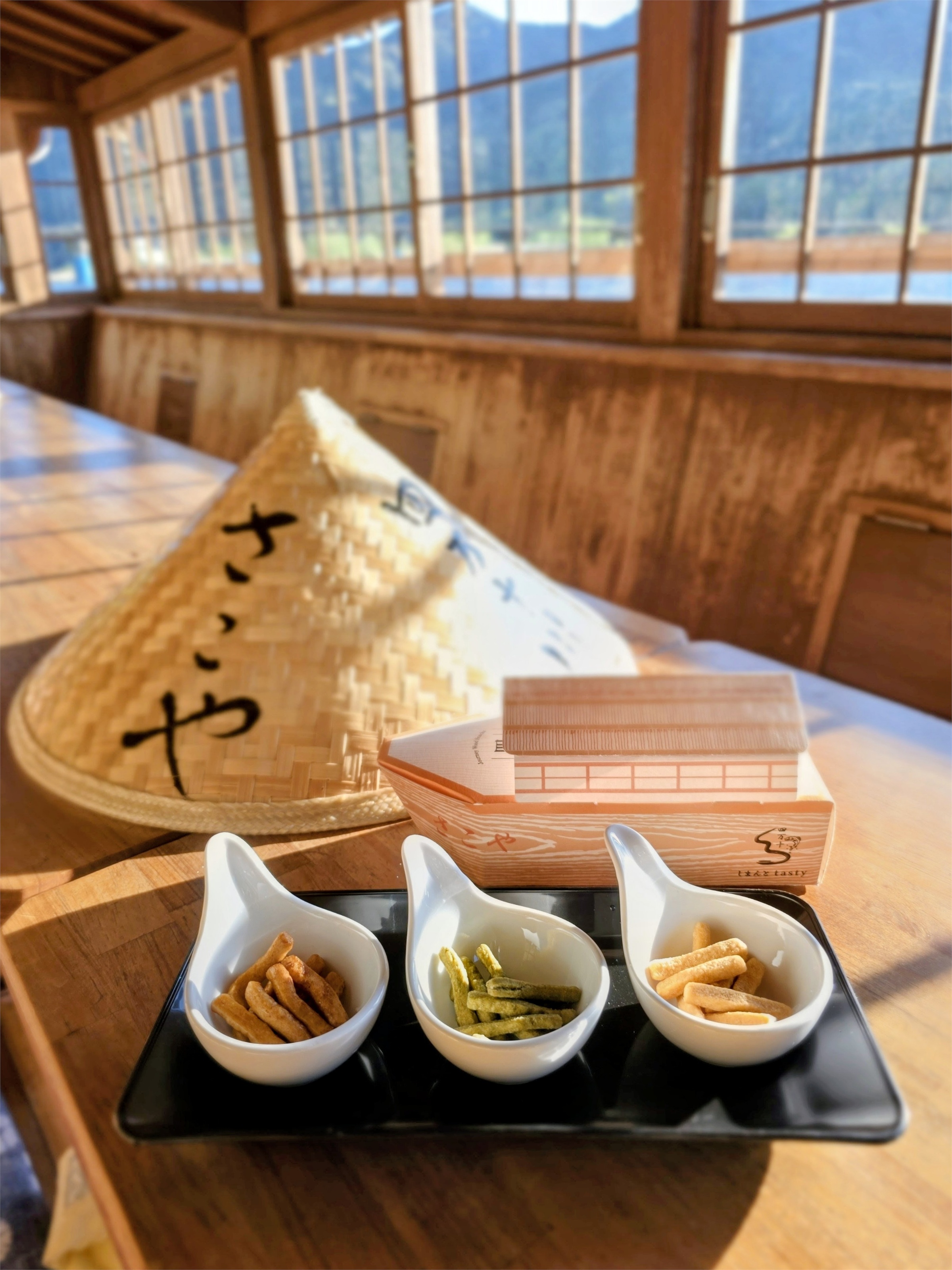 四万十の旅木のお菓子と屋形舟の船内